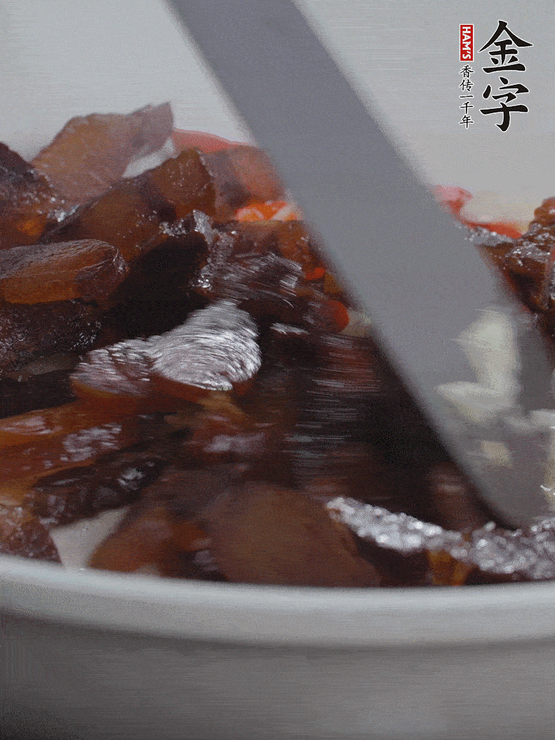 下醬油肉，煸出油脂。