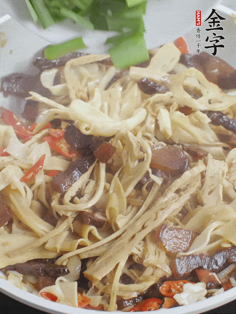 翻炒均勻，下蒜葉。