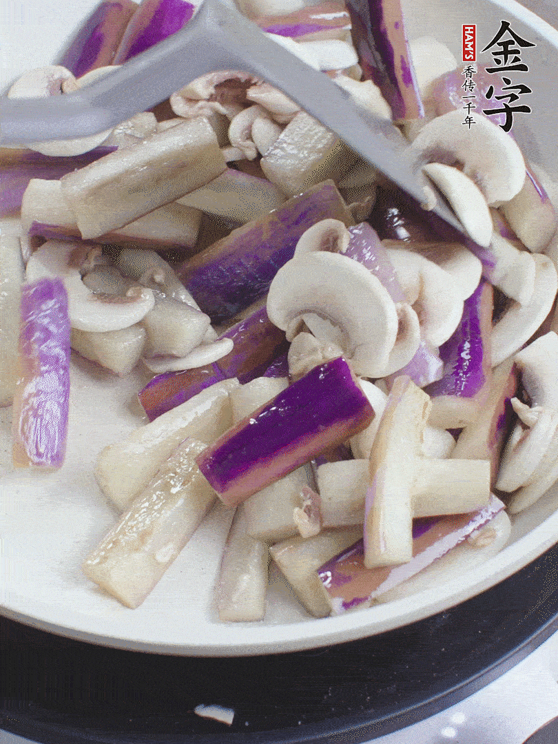 油五成熱，放茄子和口蘑煸至軟縮，取出備用。