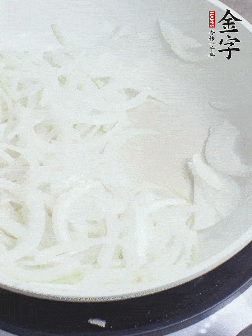 油熱下洋蔥絲、紅椒炒出香味。