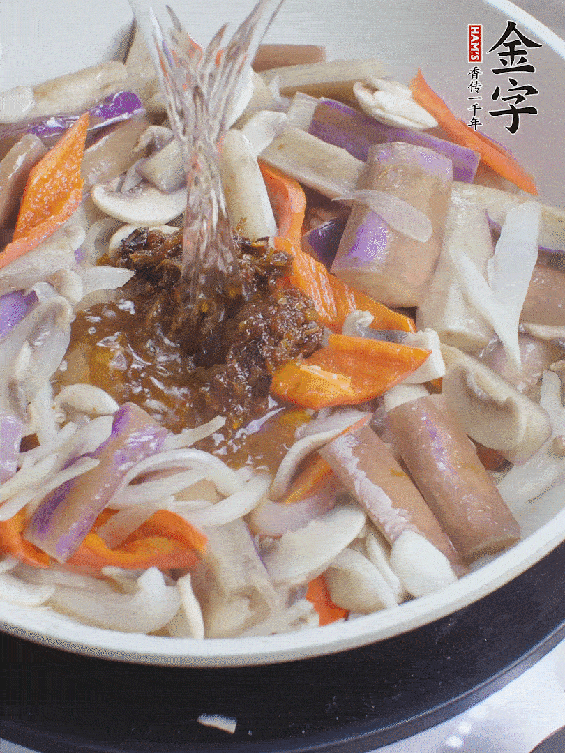 下茄子、口蘑，淋入料汁，加熱水份收干。