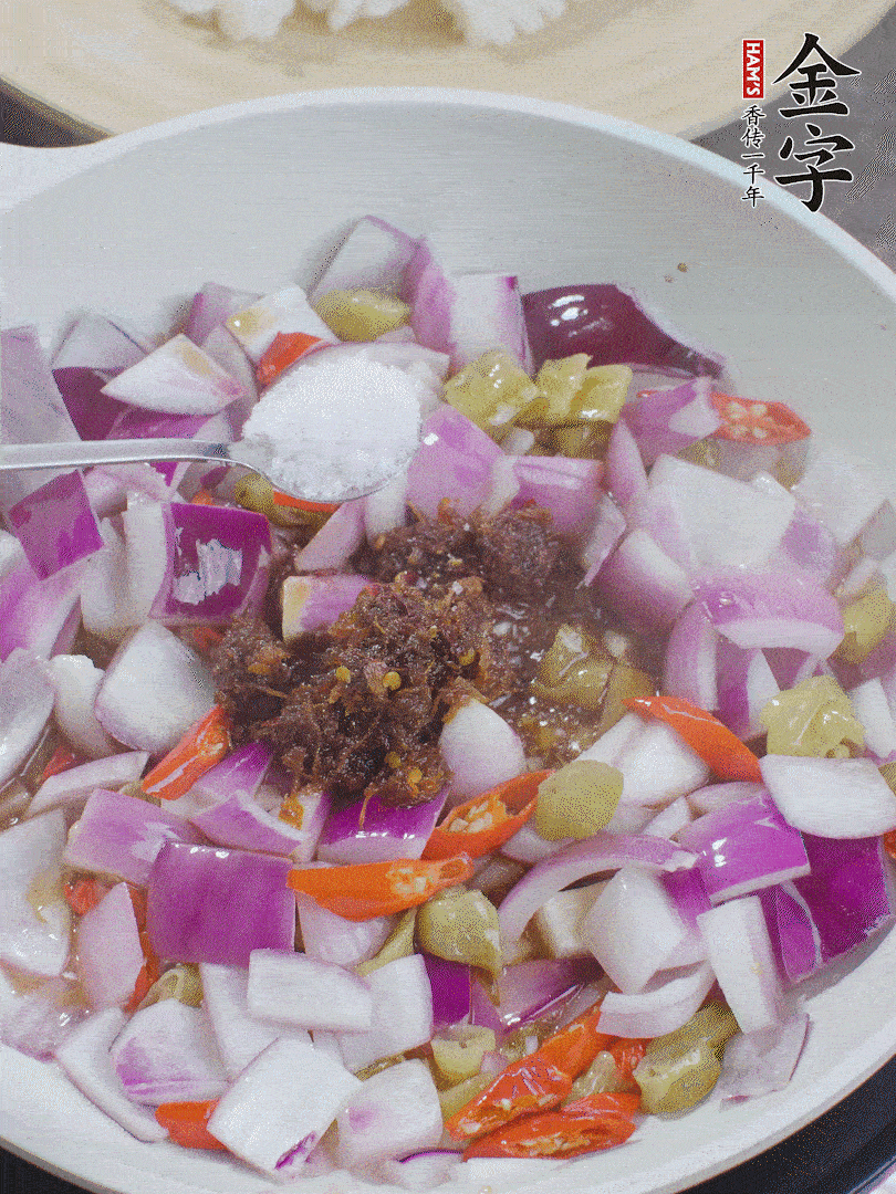 加1大勺金字火腿大師醬、2勺生抽、1勺糖，翻炒。