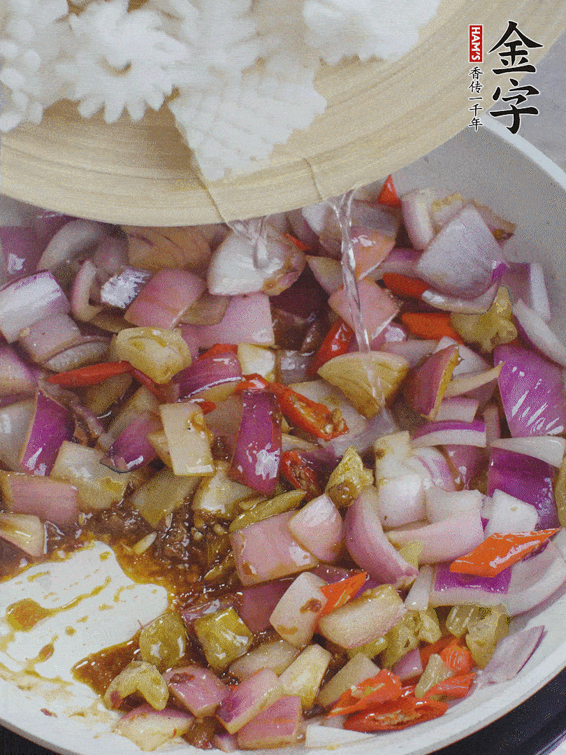 下魷魚花，2勺料酒炒勻。