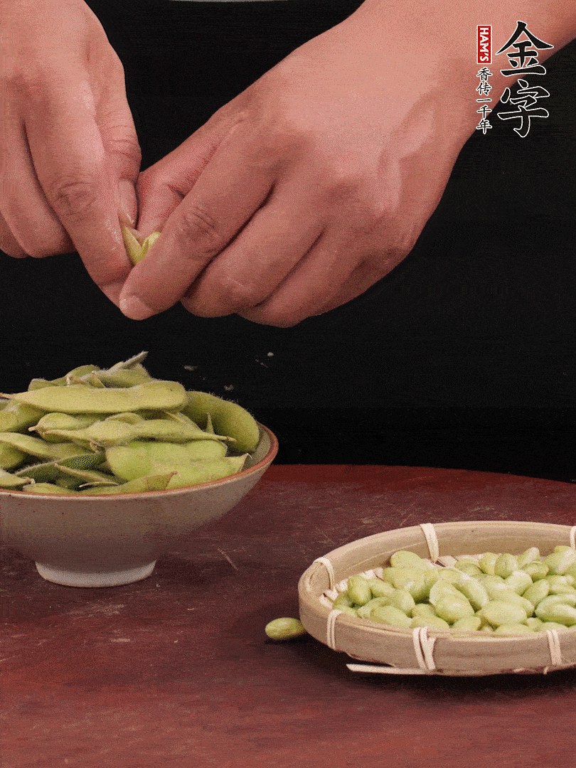 新鮮毛豆剝殼。