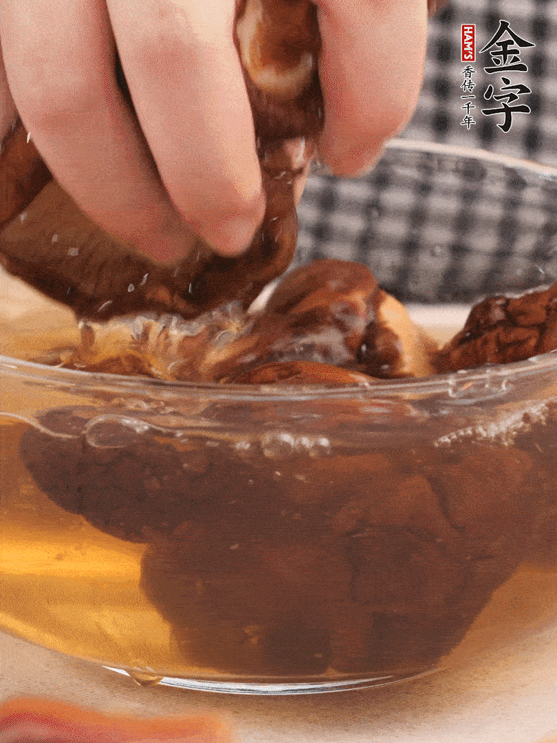 干香菇溫水泡發(fā)，去蒂洗凈切十字。