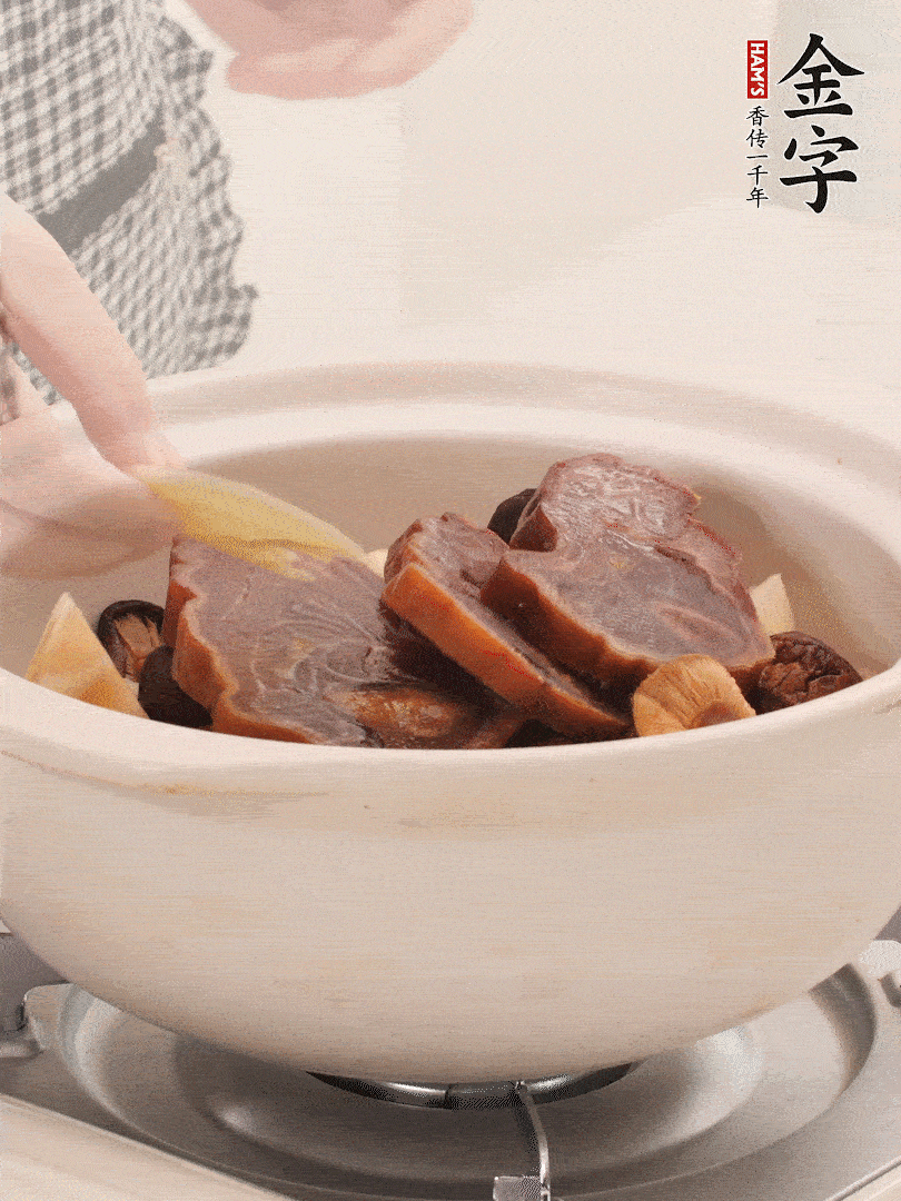 火腿、蓮藕、香菇放入砂鍋，加2片姜片，加水沒(méi)過(guò)1指。