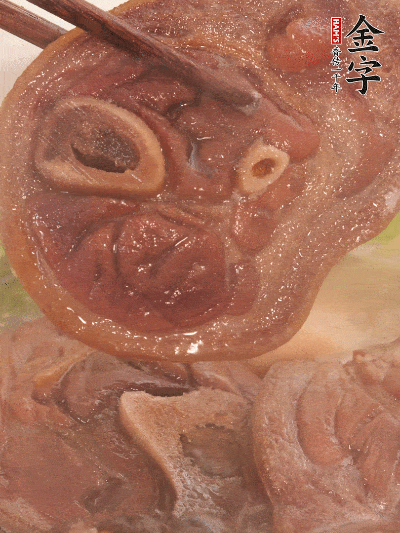 大火燒開(kāi)后，調(diào)成小火燜煮30分鐘，煮至蓮藕軟糯。