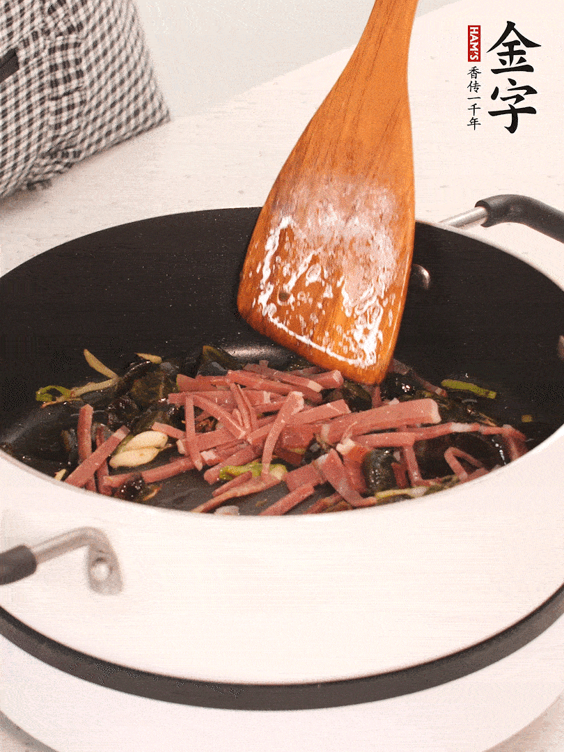 加入火腿煸炒一會，倒入開水燉煮15分鐘。
