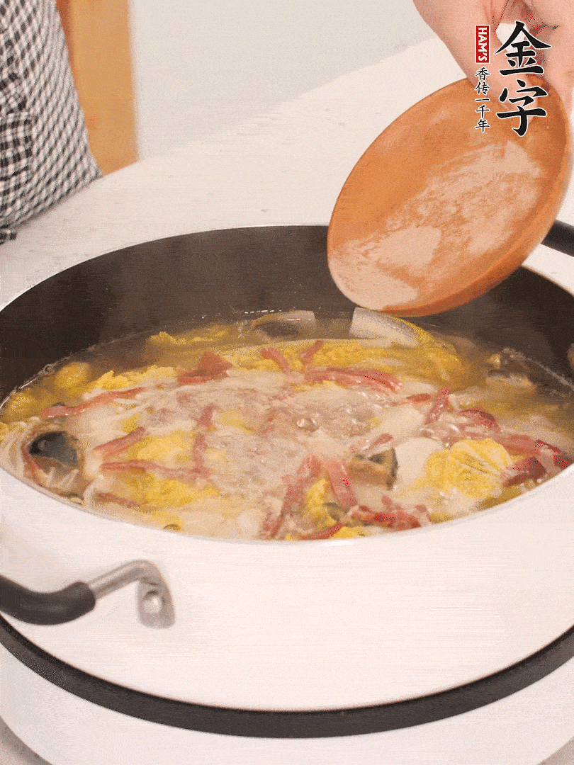 加適量的白胡椒調(diào)味。