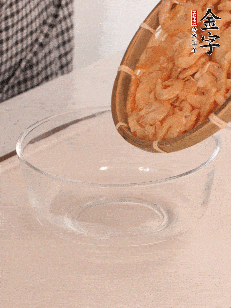 海米提前用溫水浸泡一會(huì)。