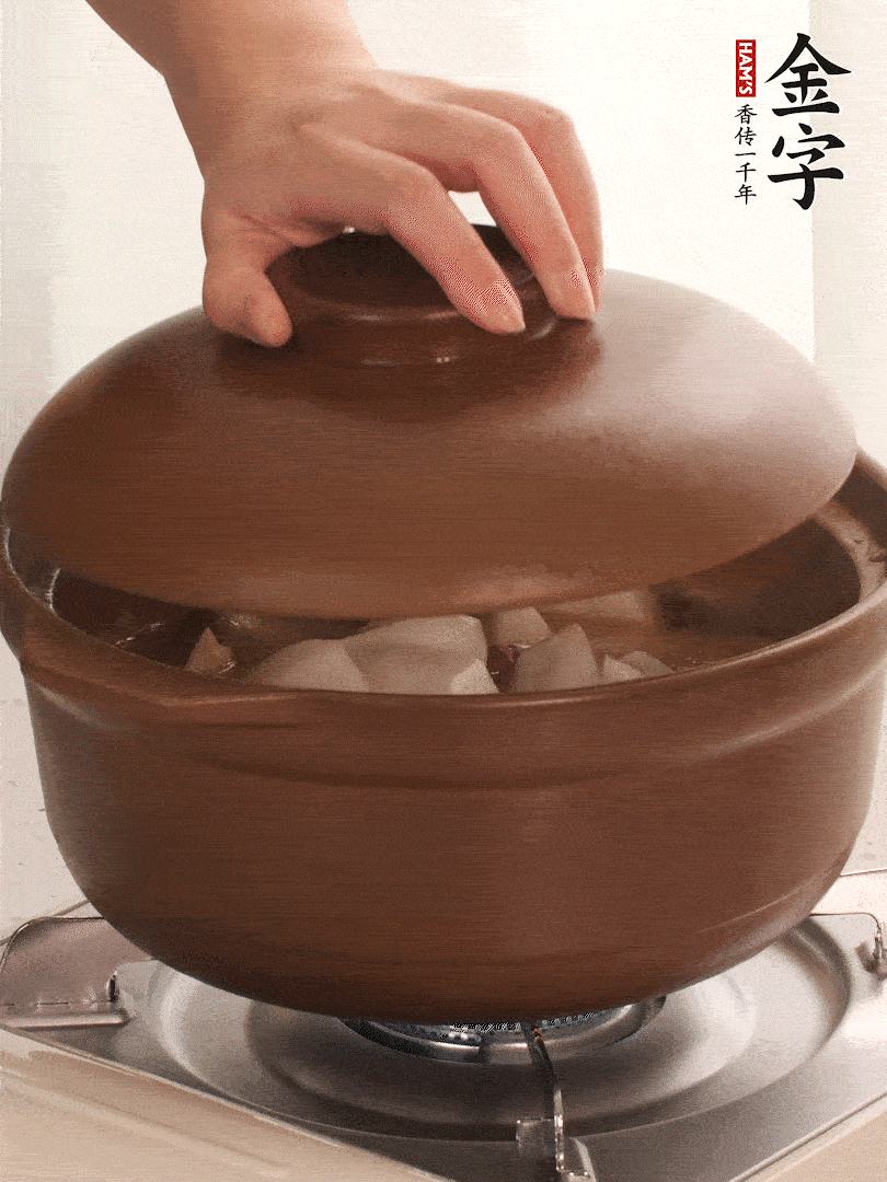 倒沒(méi)過(guò)食材的熱水，大火燒開(kāi)。蓋上蓋子轉(zhuǎn)中小火，燉15-20分鐘。等蘿卜煮到喜歡的軟爛度就可以關(guān)火。