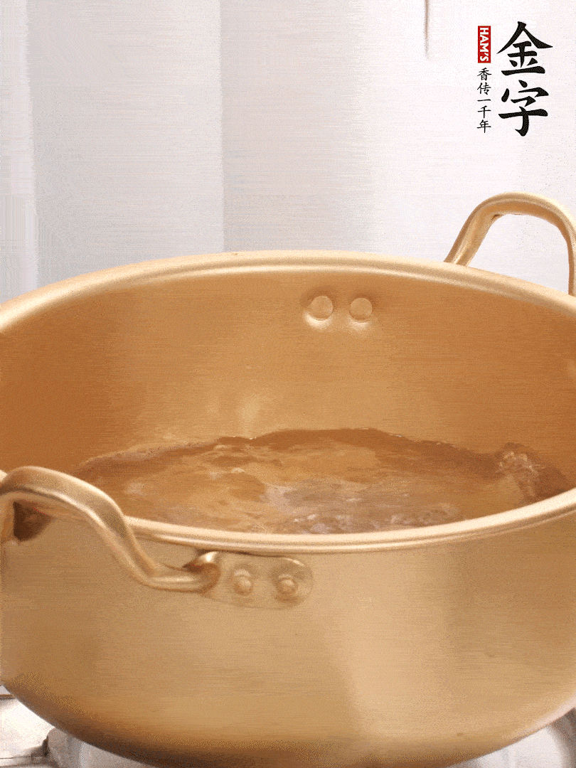 排骨加姜片、料酒，冷水下鍋焯水，撇去浮沫。