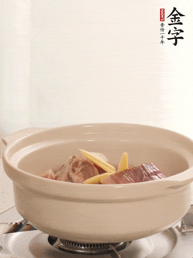 湯鍋放入排骨、火腿、姜，加適量水。煮開后轉(zhuǎn)小火燉40分鐘。