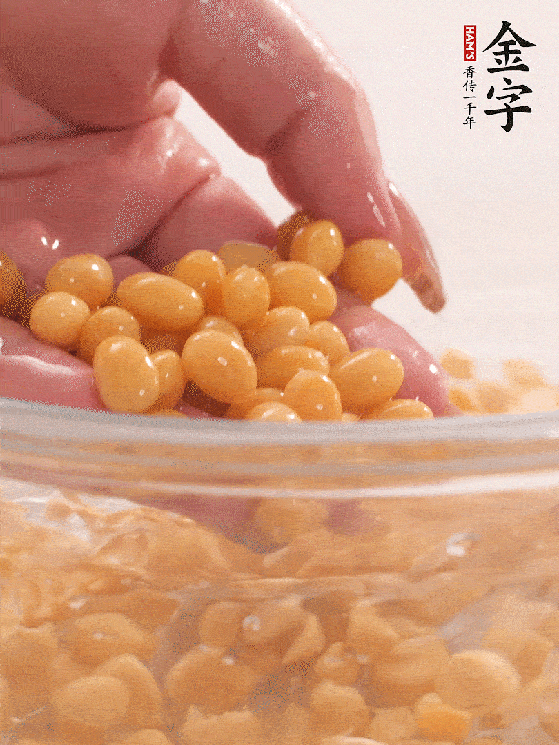 黃豆浸泡2小時，充分泡發(fā)，挑出干癟的不要。