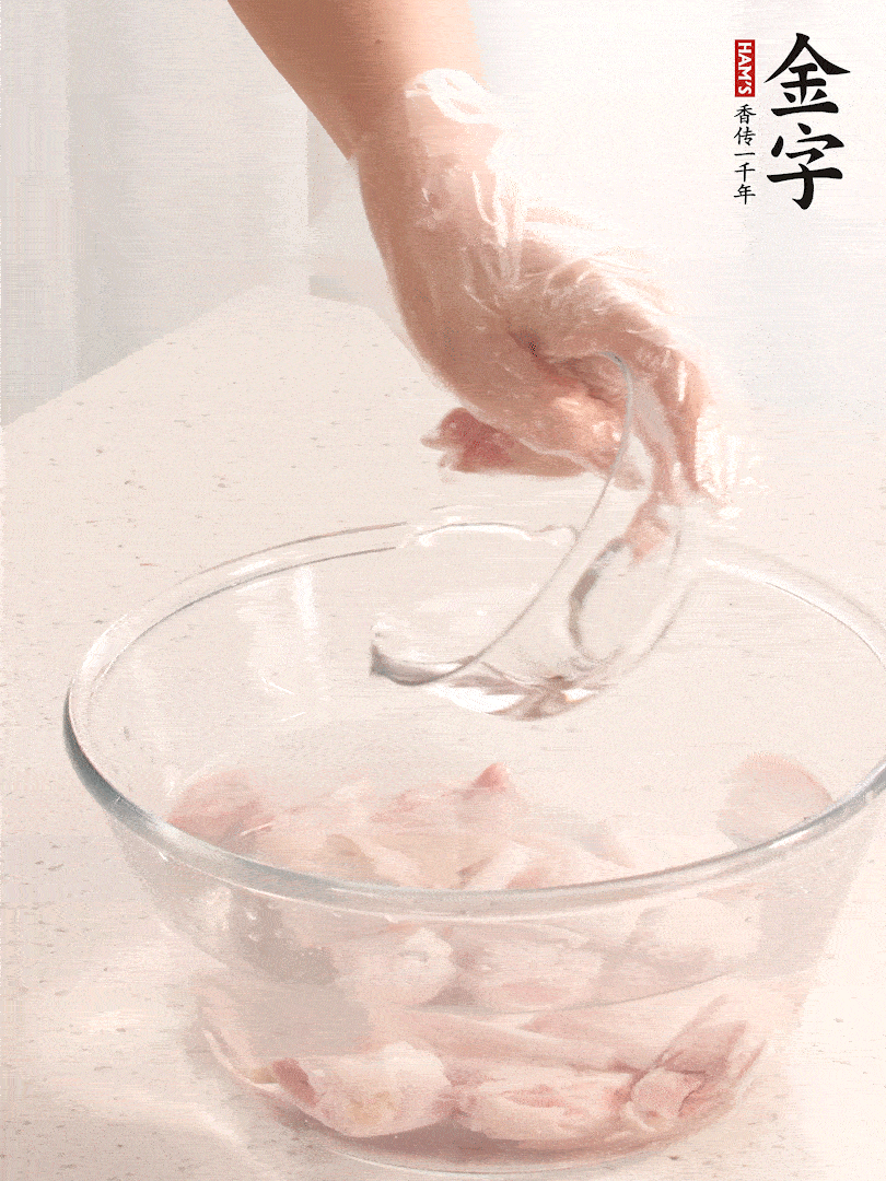 豬蹄除去雜毛、刮去油膩，斬成大塊，冷水浸泡半小時出血水，冷水下鍋，放入姜片、醋去腥，水燒開大約2分鐘，撈出。（白醋能夠讓豬蹄更白凈）