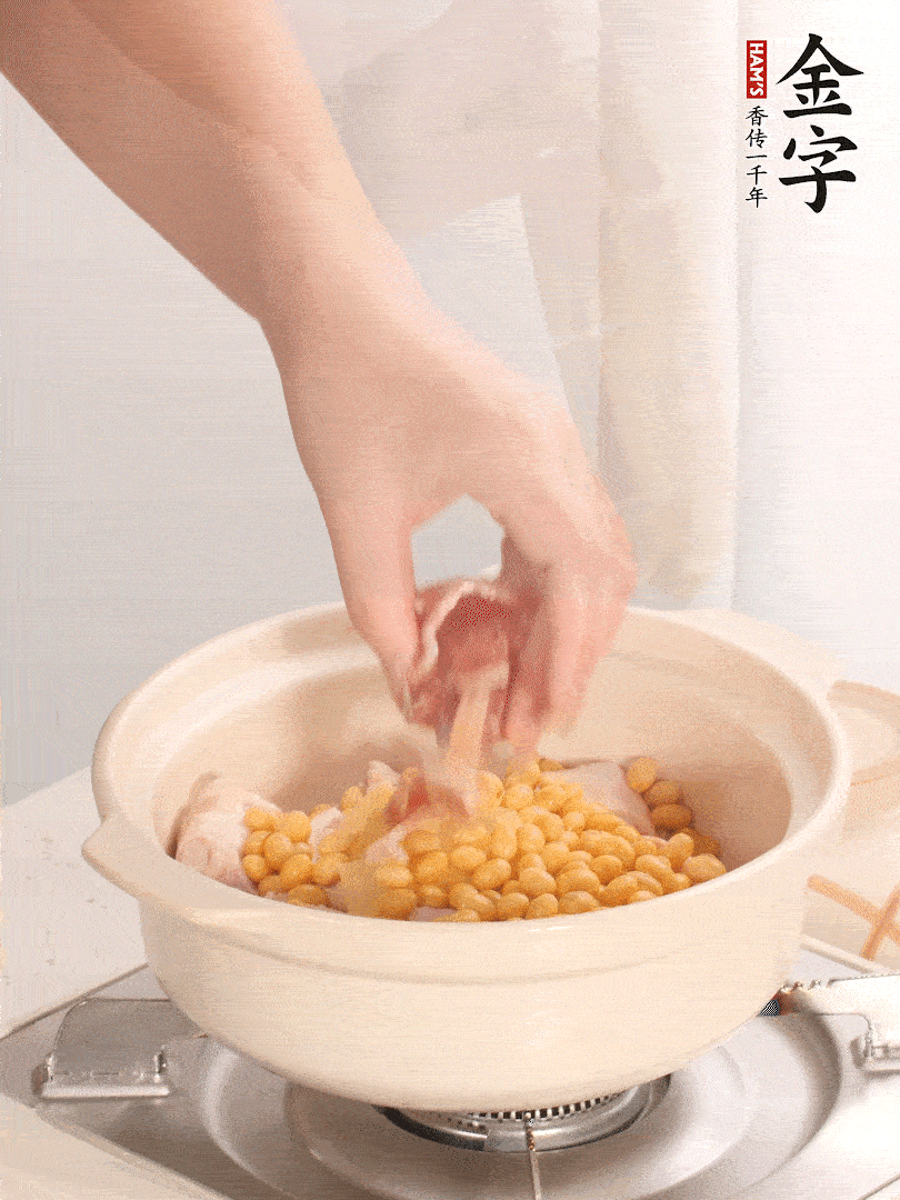 湯鍋放入豬蹄、姜片，加入黃豆、火腿，倒入足量的清水、適量料酒。