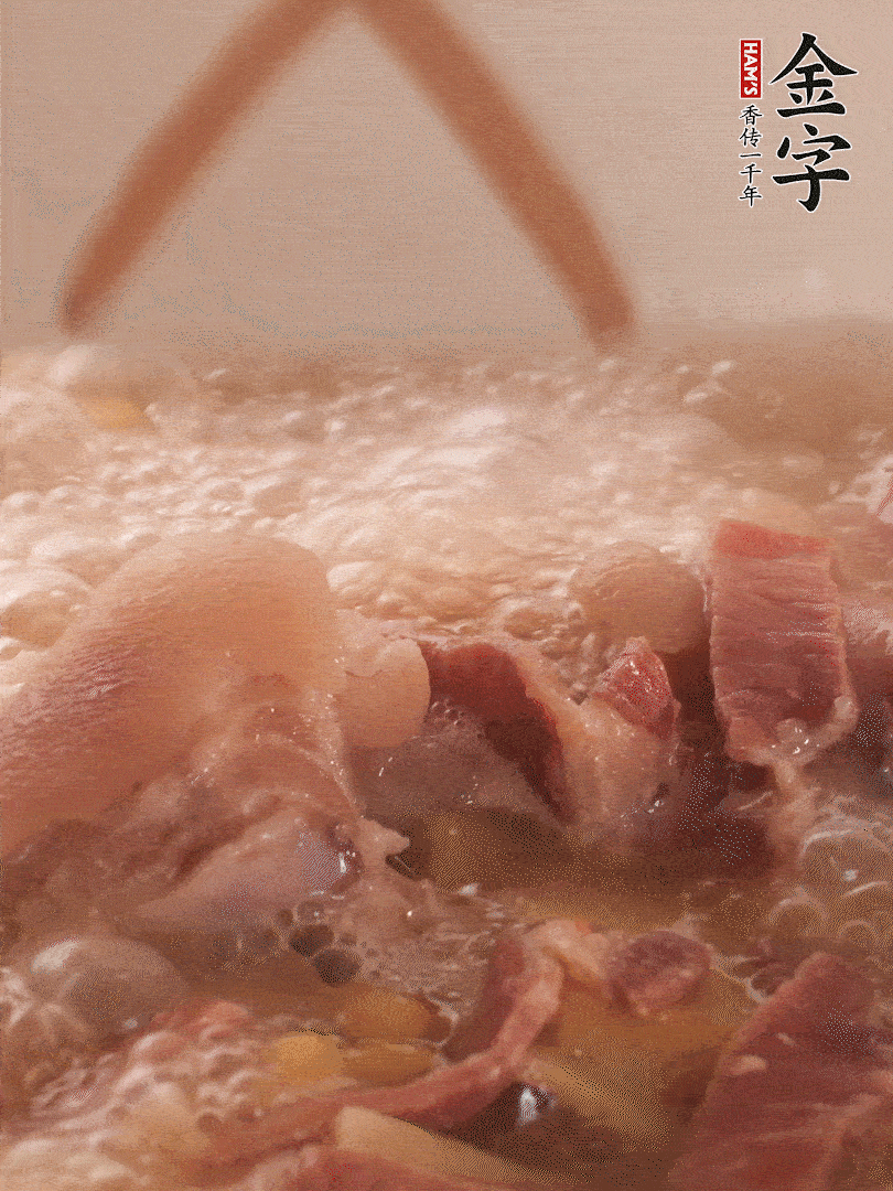 大火將水煮開后，蓋上鍋蓋，轉(zhuǎn)小火慢燉1個半小時。