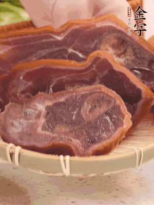 金字火腿蹄片溫水泡10分鐘。