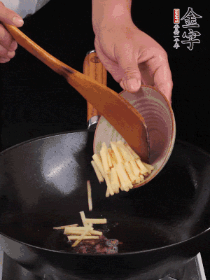 留少許余油，下姜絲、毛豆、火腿翻炒。