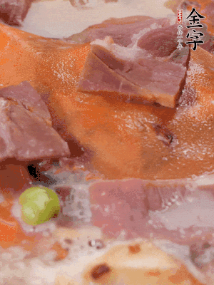 放適量料酒、清水煮到沸騰，再下蟹塊燜煮8分鐘。