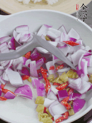 冷鍋熱油，下洋蔥、小米辣、泡椒，炒出香味。