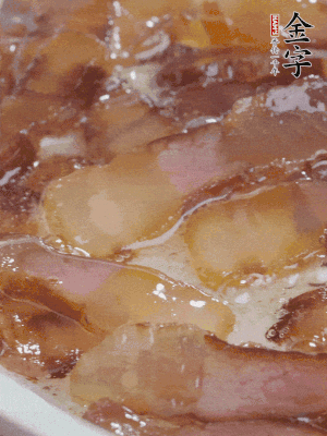 油5成熱，醬油肉煸香。