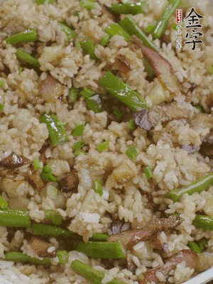 淋一點(diǎn)生抽、蠔油，撒蔥花。