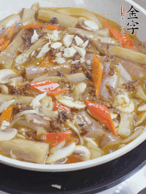 撒蒜末、香菜末。