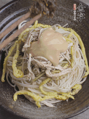 生抽1勺、醋1勺、芝麻醬1勺、金字火腿大師醬1勺。