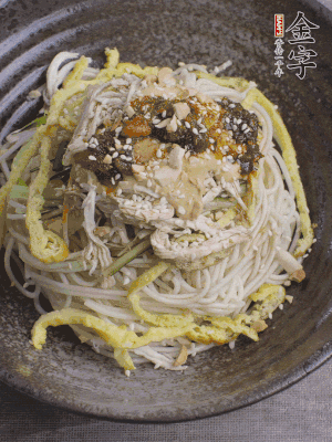 撒上花生碎、白芝麻、蔥花。