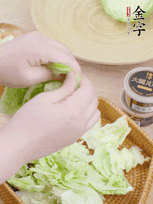 卷心菜掰成小片。