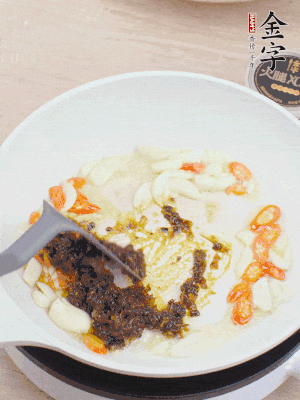 豬油下鍋，爆香蒜片、金字火腿XO醬。