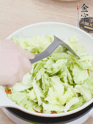 下卷心菜翻炒。