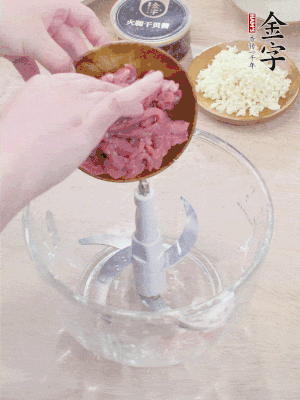 牛肉攪成牛肉泥。