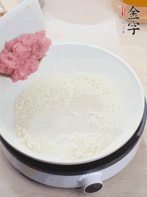 鍋內(nèi)熱油，蒜泥、牛肉泥炒至酥香。