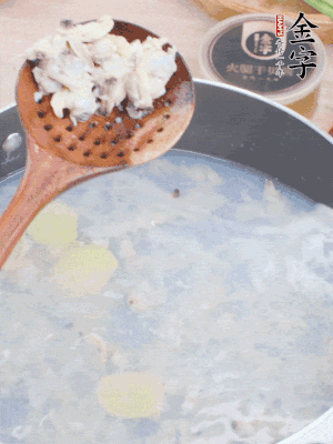 沸水下花蛤肉、姜片、料酒焯水。