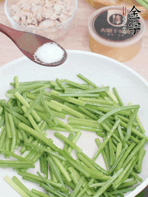 起鍋熱油，下韭菜苔炒至變色。加少許鹽。