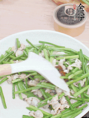 再下花蛤肉、1勺金字火腿干貝醬翻炒攪勻。