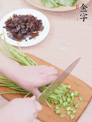 空心菜摘掉葉子，菜梗切成丁。