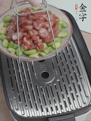 蠶豆鋪底，香腸鋪上，上鍋蒸15分鐘。