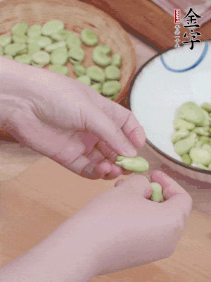 蠶豆剝殼，去掉豆衣，切碎。