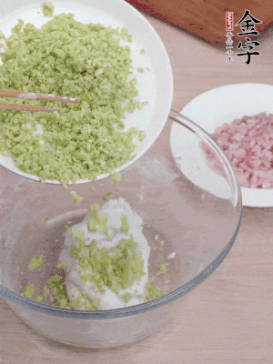 糯米粉邊揉邊加水，成團(tuán)后揉進(jìn)蠶豆、咸肉。