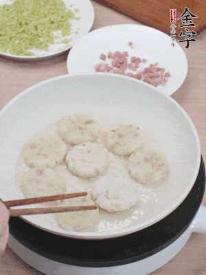 鍋中涼油，慢煎至兩面有脆殼。（油可以多一點(diǎn)）