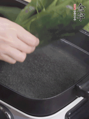 粽葉入沸水煮1分鐘，翻面再煮1分鐘，清洗干凈加水浸泡。