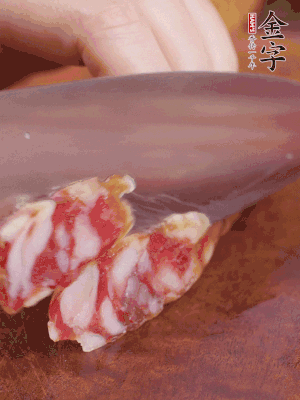 金字香腸斜切成大片。