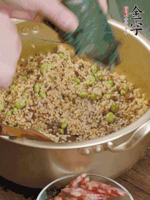 再附一張粽子，一齊向后折疊，線繩捆綁。