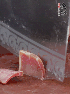 取金字火腿塊150g，切成薄片。生姜切片。