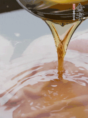 洗凈后冷水下鍋，加黃酒焯水。