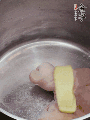 撈出洗凈后，加蔥姜、黃酒二遍焯水。