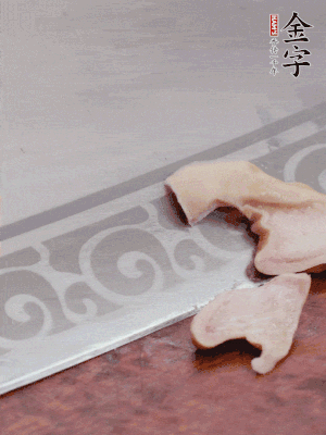 橫向一分為二，均勻切絲。